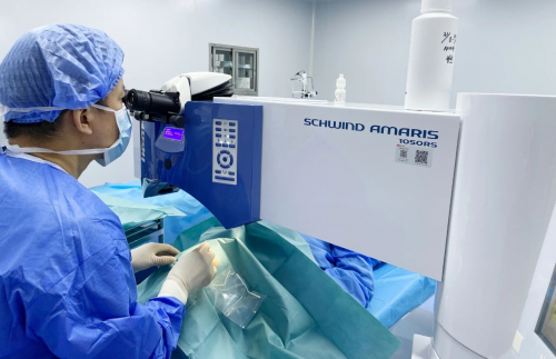 高考結束后學生扎堆做激光近視手術(圖1)