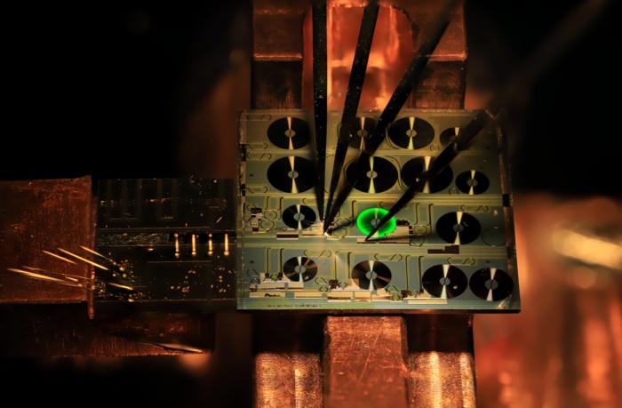 全球首個光子芯片上摻鉺波導激光器面世(圖1)